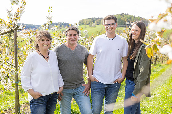 Wir sind Ute und Rainer Zielbauer mit unserem Sohn Julian und seiner Freundin Franziska