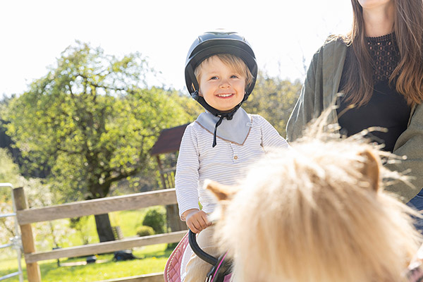 Unsere kleinen Gästen dürfen auf unseren Ponys reiten