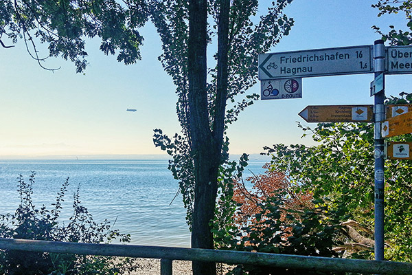 Zahlreiche Rad- und Wanderwege führen am Bodensee entlang
